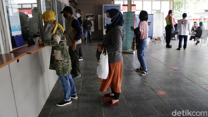 Penumpang KRL dites antigen secara acak sebagai respons dari PT KCI terkait lonjakan Corona. Salah satu stasiun yang melakukan tes antigen adalah Stasiun Bekasi.