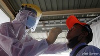 Penumpang KRL menjalani test swab antigen di Stasiun Bekasi, Jawa Barat, Senin (21/6/2021). Petugas PT KAI Commuter Indonesia (KCI) memilih penumpang yang hendak melakukan tap masuk atau pembelian tiket secara acak.