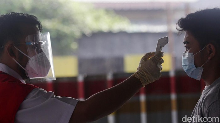 Penumpang KRL dites antigen secara acak sebagai respons dari PT KCI terkait lonjakan Corona. Salah satu stasiun yang melakukan tes antigen adalah Stasiun Bekasi.