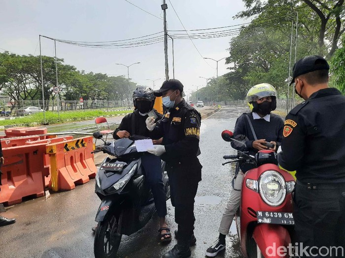 Syarat surat izin keluar masuk (SIKM) deberlakukan mulai hari ini di penyekatan Suramadu. Pengendara dari Madura hanya perlu menunjukkan SIKM untuk masuk ke Surabaya.