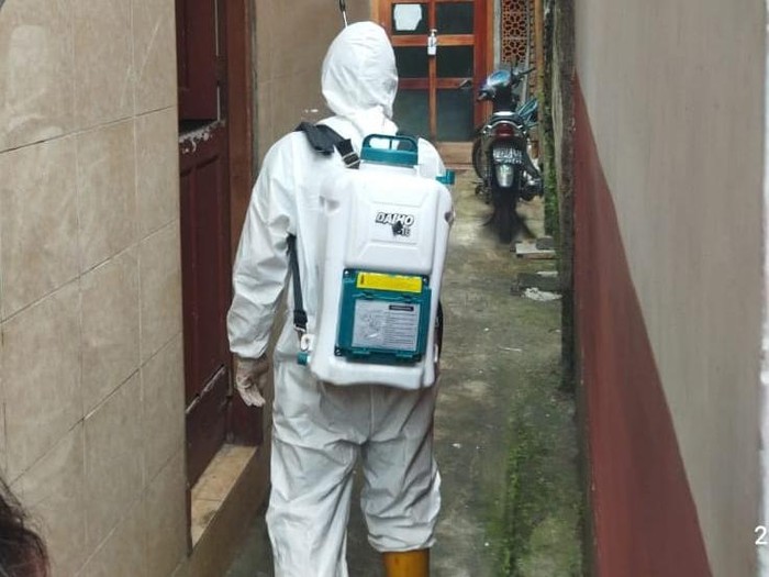 penyemprotan disinfektan di klaster takziah malang
