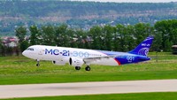 Perusahaan Irkut sudah menciptakan dua jenis pesawat narrow body yang tak kalah jauh kelasnya dari seri Boeing 737 MAX ataupun Airbus A320 Neo. Pesawat itu bernama MC-21 dengan mengusung dua tipe yakni MC-21-200 dan MC-21-300. Sumber: Irkut Corp Foto: doc. Irkut Corp