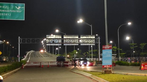 Pembatasan mobilitas masyarakat di kawasan PIK, Jakarta Utara, mulai diberlakukan, Senin (21/6/2021).