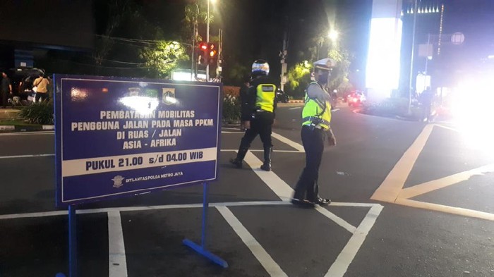 Plang pembatasan mobilitas dipasang di Jalan Asia Afrika Jakarta Pusat