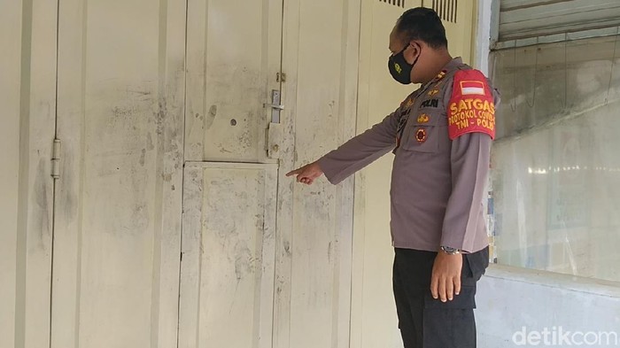 Polisi mengecek TKP perampokan di salah satu ruko di Sragi, Pekalongan, Senin (21/6/2021)