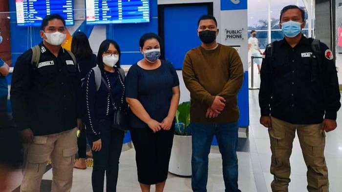 Polisi saat membawa WL ke lokasi rehabilitasi (dok. Polda Riau)