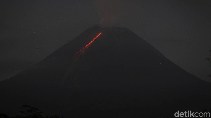 Gunung Merapi masih terus mengeluarkan lava pijar. Berdasarkan BPPTKG, pada 20 Juni pukul 18.00 WIB-21 Juni pukul 06.00 WIB, Merapi mengeluarkan lava pijar sebanyak 22 kali.