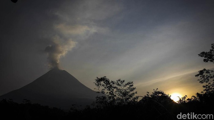 Gunung Merapi masih terus mengeluarkan lava pijar. Berdasarkan BPPTKG, pada 20 Juni pukul 18.00 WIB-21 Juni pukul 06.00 WIB, Merapi mengeluarkan lava pijar sebanyak 22 kali.
