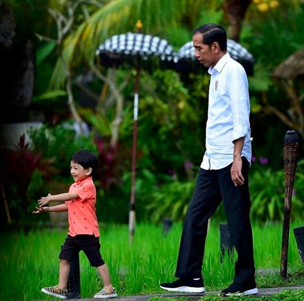 Presiden Jokowi Ultah, Intip Momennya Cicip Kopi Aceh dan Mi Titi Makassar