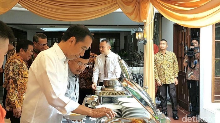 Presiden Jokowi Ultah, Intip Momennya Cicip Kopi Aceh dan Mi Titi Makassar