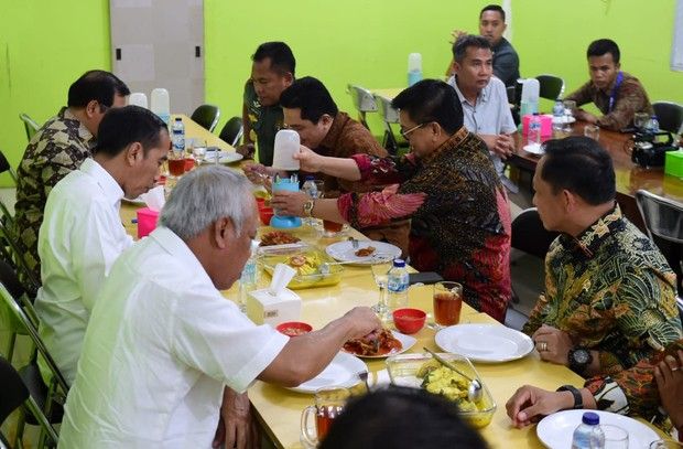 Presiden Jokowi Ultah, Intip Momennya Cicip Kopi Aceh dan Mi Titi Makassar