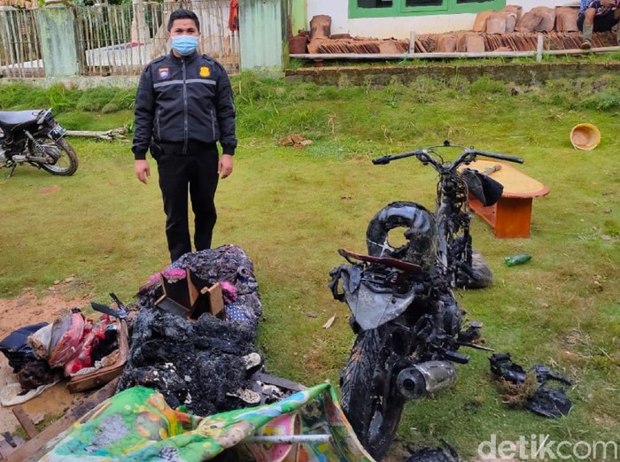 Pria Sukabumi membakar rumah dan motornya sendiri