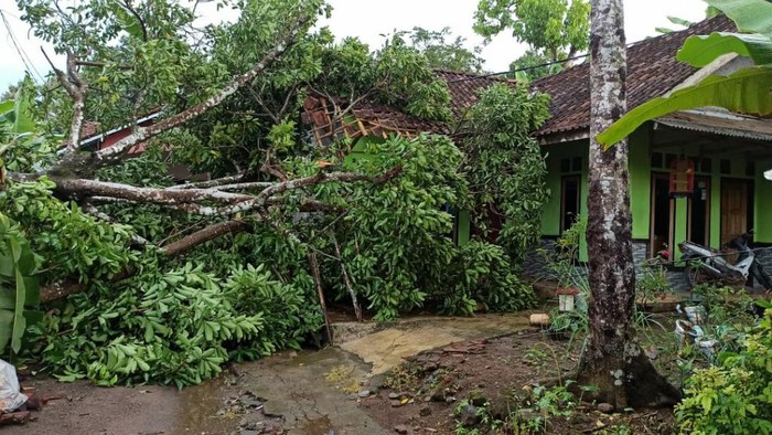 Puting beliung rusak belasan rumah di Ciamis
