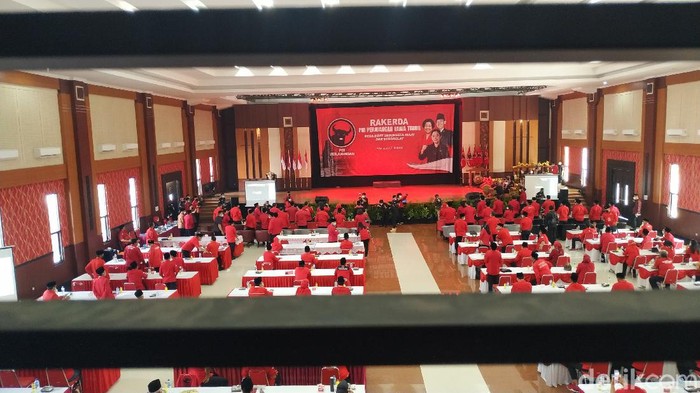 Empat DPC dari Madura absen dalam Rakerda PDIP Jatim yang digelar di Kota Blitar. Itu karena ada lonjakan kasus COVID-19 di Pulau Garam, terutama di Bangkalan.