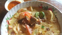 Kini soto betawi dijual di warung makan hingga restoran. Isiannya daging sapi dan jeroan sapi. Kuahnya ada yang dari susu dan ada juga yang pakai santan. Membuatnya tidak sulit, mirip bikin sop. Coba cek dulu petunjuk pembuatannya di sini. Foto: detikfood/odilia