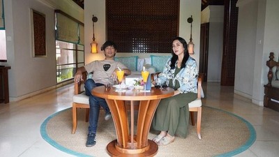 Momen Romantis Rian DMasiv dan Istri Makan Mewah di Bali