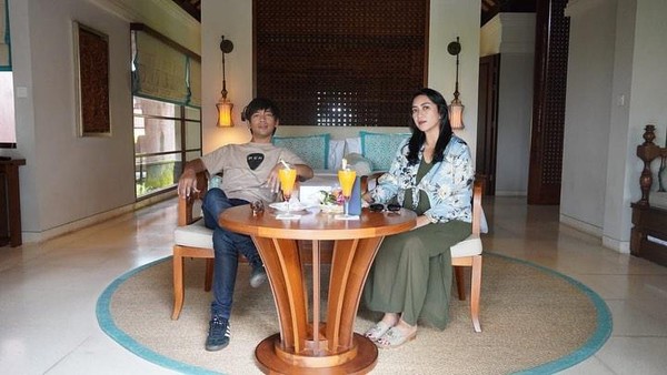 Momen Romantis Rian DMasiv dan Istri Makan Mewah di Bali