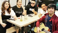 Momen kuliner Rian DMasiv juga terlihat seru saat ngopi bareng Maharani Kemala. Sambil menyesap kopi, Rian juga sambil memainkan gitar kesayangannya. Foto: Instagram @rianekkypradipt