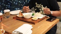Pasalnya Rian DMasiv dikenal sebagai sosok yang romantis dengan sang istri. Mereka berdua bahkan sering menghabiskan waktu bersama dalam segala momen, termasuk momen kuliner. Foto: Instagram @rianekkypradipt