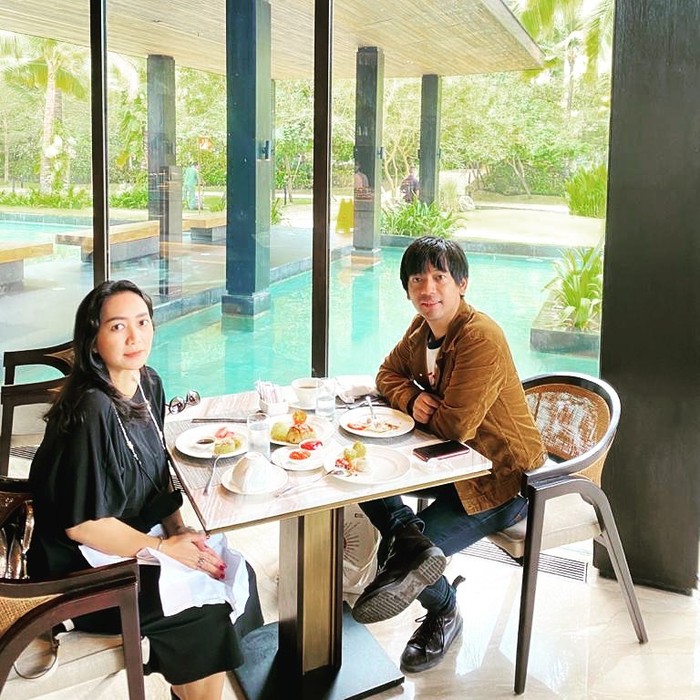 Momen Romantis Rian D'Masiv dan Istri Makan Mewah di Bali