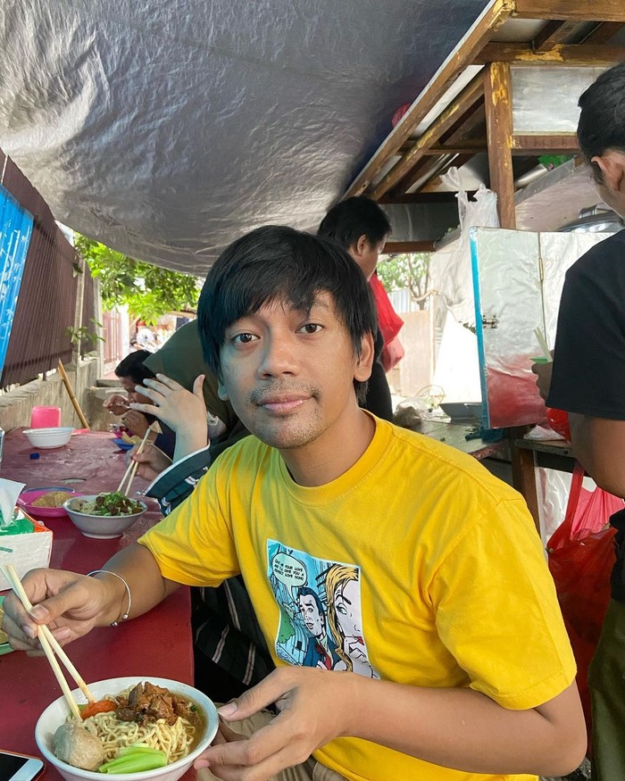 Momen Romantis Rian D'Masiv dan Istri Makan Mewah di Bali