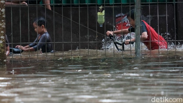 Hujan deras mengguyur Jakarta Selatan siang ini. Akibatnya, RPTRA Taman Jangkrik di Ciganjur terendam.