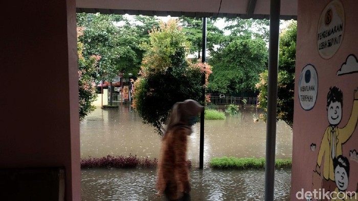 Hujan deras mengguyur Jakarta Selatan siang ini. Akibatnya, RPTRA Taman Jangkrik di Ciganjur terendam.