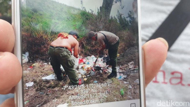 Sampah di Gunung Arjuna Sampah di Gunung Arjuna