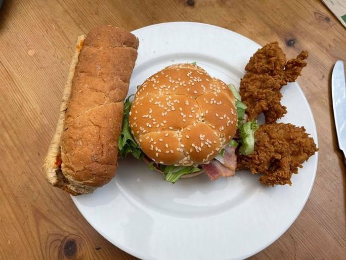 Sandwich Monster Gokil! Sandwich 1.830 Kalori Ini Dibuat dari Menu KFC, McD dan Subway