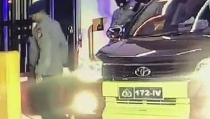 Screenshot video viral perwira polisi pukul petugas jaga di Polda Riau