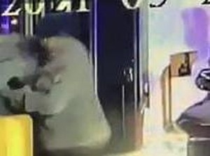 Perwira Polda Riau Pukul Petugas Jaga, Perekam Video dari CCTV Diburu!