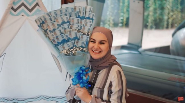 Selanjutnya ada Irish Bella. Saat perayaan Hari Ibu, Irish diketahui mendapatkan kado berupa sebuah buket uang. Buket uang itu tampak diisi oleh lembaran uang Rp 50 ribuan. Foto: YouTube/Aish Tv