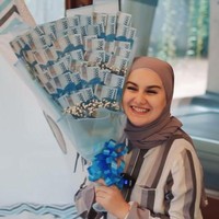 Selanjutnya ada Irish Bella. Saat perayaan Hari Ibu, Irish diketahui mendapatkan kado berupa sebuah buket uang. Buket uang itu tampak diisi oleh lembaran uang Rp 50 ribuan. Foto: YouTube/Aish Tv