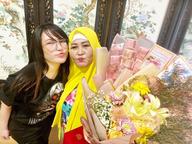 Kalau yang satu ini giliran Via Vallen yang memberikan kado buket uang kepada ibunya. Kado tersebut diberikan oleh Via di momen spesial Hari Ibu. Foto: Instagram/@viavallen
