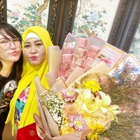 Kalau yang satu ini giliran Via Vallen yang memberikan kado buket uang kepada ibunya. Kado tersebut diberikan oleh Via di momen spesial Hari Ibu. Foto: Instagram/@viavallen