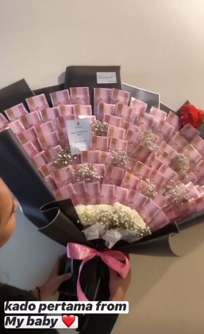 Hampir mirip dengan Lucinta Luna, Salmafina juga pernah mendapatkan kado ulang tahun berupa buket uang. Di ulang tahunnya yang ke-21 itu, Salmafina tampak memamerkan kado buket uang dari kekasihnya. Dalam unggahannya terlihat buket uang yang diterima Salmafina terdiri dari uang Rp 100 ribuan. Foto: Instagram/@salmafinasunan