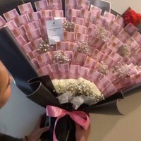 Hampir mirip dengan Lucinta Luna, Salmafina juga pernah mendapatkan kado ulang tahun berupa buket uang. Di ulang tahunnya yang ke-21 itu, Salmafina tampak memamerkan kado buket uang dari kekasihnya. Dalam unggahannya terlihat buket uang yang diterima Salmafina terdiri dari uang Rp 100 ribuan. Foto: Instagram/@salmafinasunan