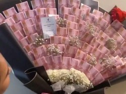 6 Momen Seleb Dapat Kado Buket Uang, Punya Lucinta Luna Bikin Salfok