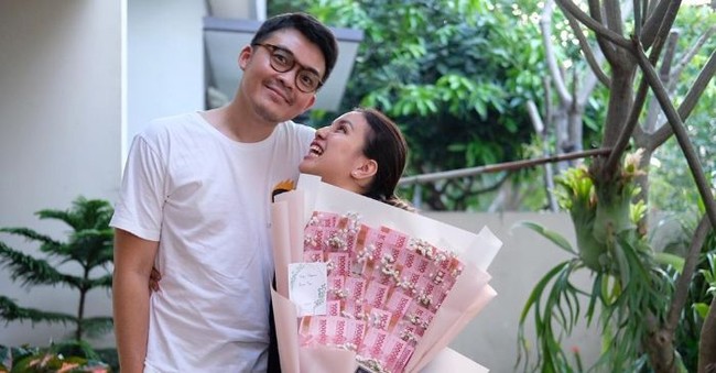 Tya Ariestya juga pernah mendapatkan kado berupa buket uang dari suaminya di hari Valentine. Dalam foto yang dibagikan di akun Instagramnya itu, Tya terlihat bahagia menerima kado tersebut. Foto: Instagram/@tya_ariestya
