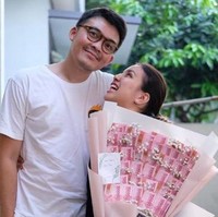 Tya Ariestya juga pernah mendapatkan kado berupa buket uang dari suaminya di hari Valentine. Dalam foto yang dibagikan di akun Instagramnya itu, Tya terlihat bahagia menerima kado tersebut. Foto: Instagram/@tya_ariestya