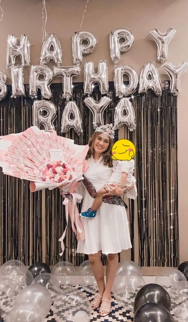 Terakhir ada Raya Kitty yang juga mendapatkan kado berupa buket uang Rp 100 ribuan saat hari ulang tahunnya. Melalui unggahannya Raya terlihat memamerkan senyum bahagianya sambil memegang buket uang tersebut. Foto: Instagram/@rayanurfitrird