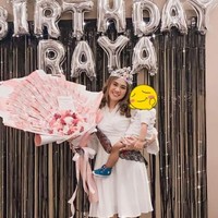 Terakhir ada Raya Kitty yang juga mendapatkan kado berupa buket uang Rp 100 ribuan saat hari ulang tahunnya. Melalui unggahannya Raya terlihat memamerkan senyum bahagianya sambil memegang buket uang tersebut. Foto: Instagram/@rayanurfitrird