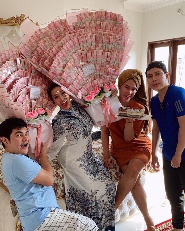 Beberapa waktu lalu Lucinta Luna baru saja merayakan ulang tahunnya yang ke 32 tahun. Melalui media sosialnya, Lucinta tampak memamerkan dua buket bunga besar berisi uang Rp 100 ribuan yang diterimanya sebagai hadiah ualng tahun. Buket uang itu diperkirakan bernilai ratusan juta rupiah. Foto: Instagram/@lucintaluna_manjalita