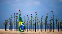 Ratusan mawar mewah ditanam selama acara penghormatan untuk korban yang meninggal akibat Corona di Pantai Copacabana, Rio de Janeiro, Brasil, Minggu (20/6/2021) waktu setempat.  