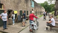 Para peserta tour antri di area dalam Benteng Vechten untuk Stempels post
