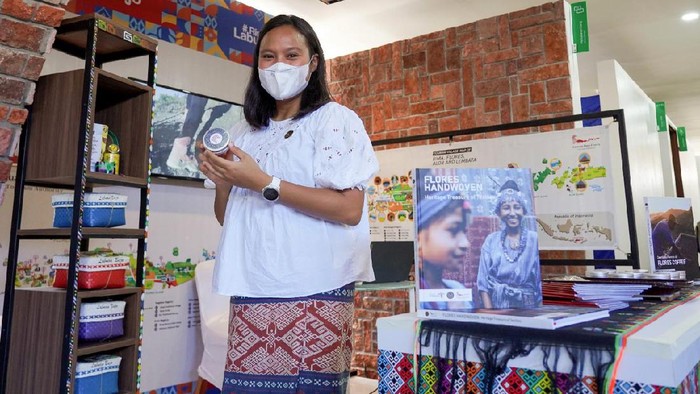 Transformasi Digital, UMKM Labuan Bajo Rambah Pasar Global Transformasi digital jadi pintu masuk bagi pelaku Usaha Mikro, Kecil, dan Menengah (UMKM) dan ekonomi kreatif (Parekraf) Labuan Bajo untuk merambah pasar global.
Hingga kini, sebanyak 14 juta dari 64 juta UMKM di Indonesia telah bertransformasi ke platform digital. Jumlah itu dipastikan akan terus meningkat sehingga akan menciptakan pelaku-pelaku UMKM yang produktif dan berdaya saing.