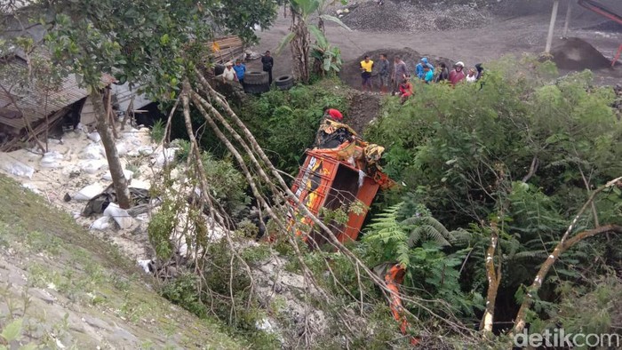 Truk oleng yang masuk saluran irigasi setelah tabrak 3 kendaraan.