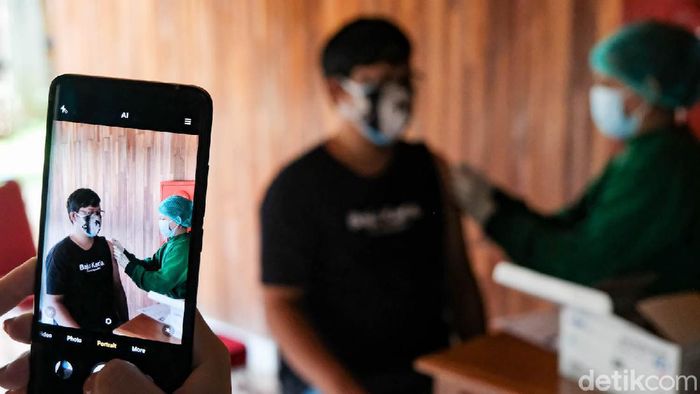 Vaksinasi COVID-19 Program vaksinasi COVID-19 di DKI Jakarta ditargetkan menembus 7,5 juta orang pada akhir Agustus. Hal ini merupakan arahan Presiden Jokowi kepada Forkopimda DKI.