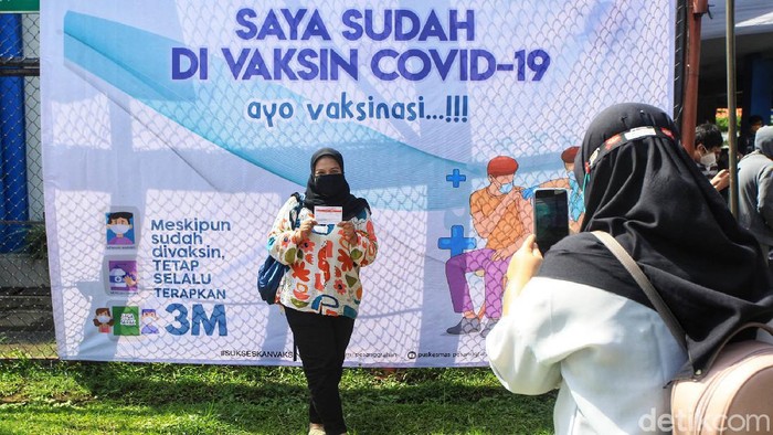 Kasus COVID-19 melonjak dalam satu bulan terakhir. Vaksinasi pun terus dilakukan untuk memutus penyebaran COVID-19, seperti terlihat di Universitas Budi Luhur, Jaksel.