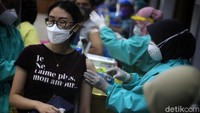Sebelumnya, Gubernur DKI Jakarta Anies Baswedan menargetkan 100 ribu warga bisa disuntik vaksin setiap hari. Jika tercapai, Anies mengatakan seluruh orang dewasa di Jakarta bisa tervaksinasi.